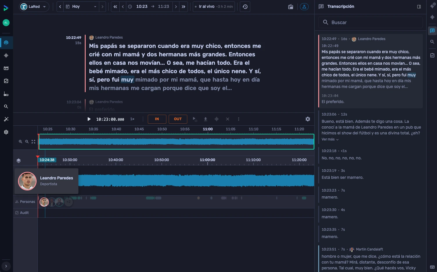 Transcripción en vivo de una radio con identificación de la persona que habla